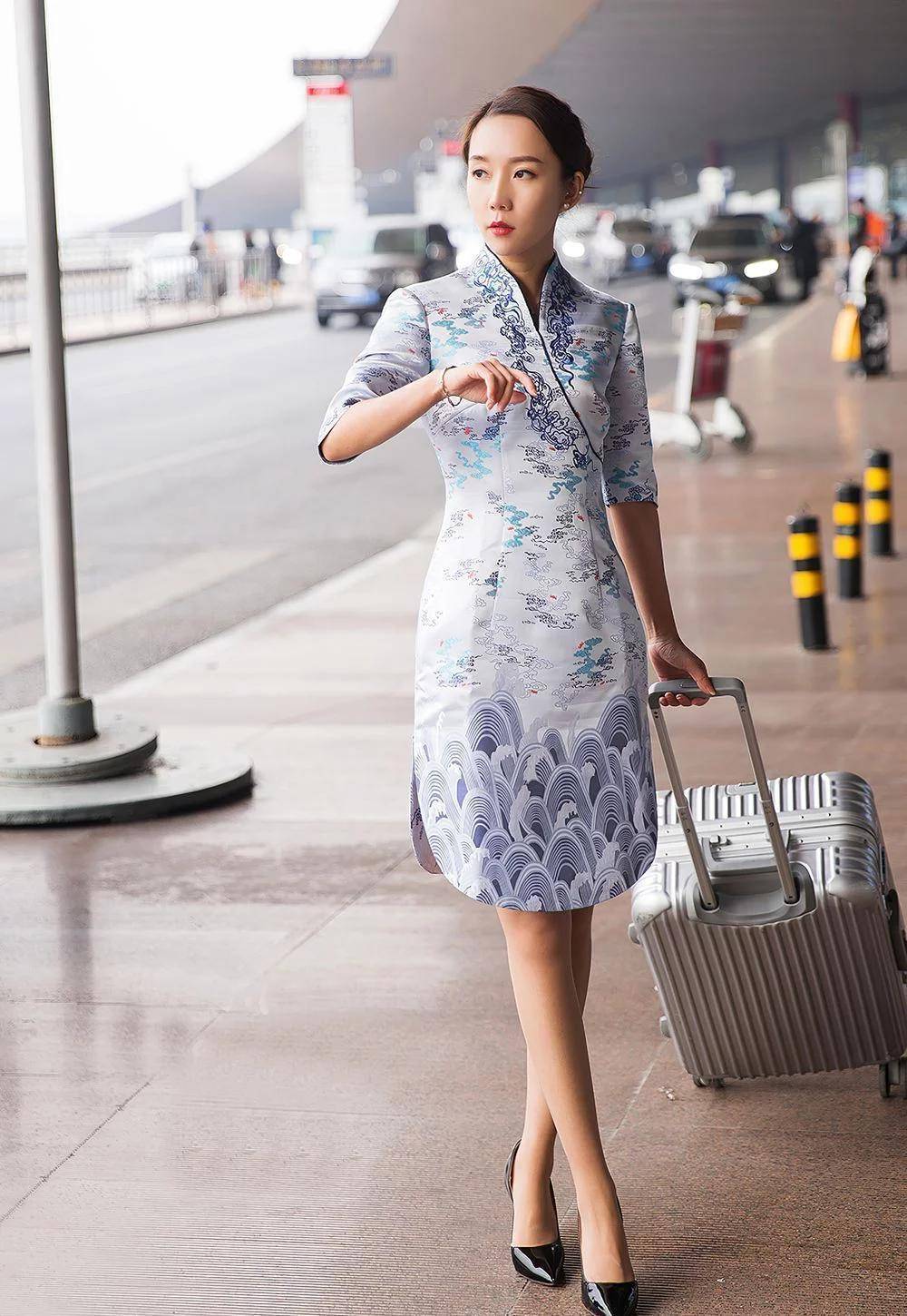 温婉优雅的美女空姐,一身素色旗袍式制服显得复古又优雅_航空公司