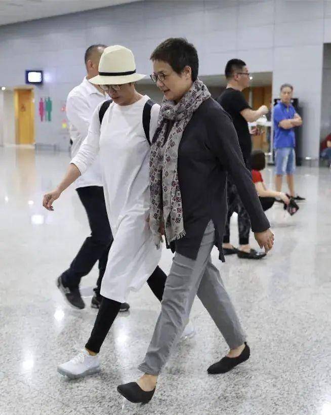 蒋文娟_衣服_黑色