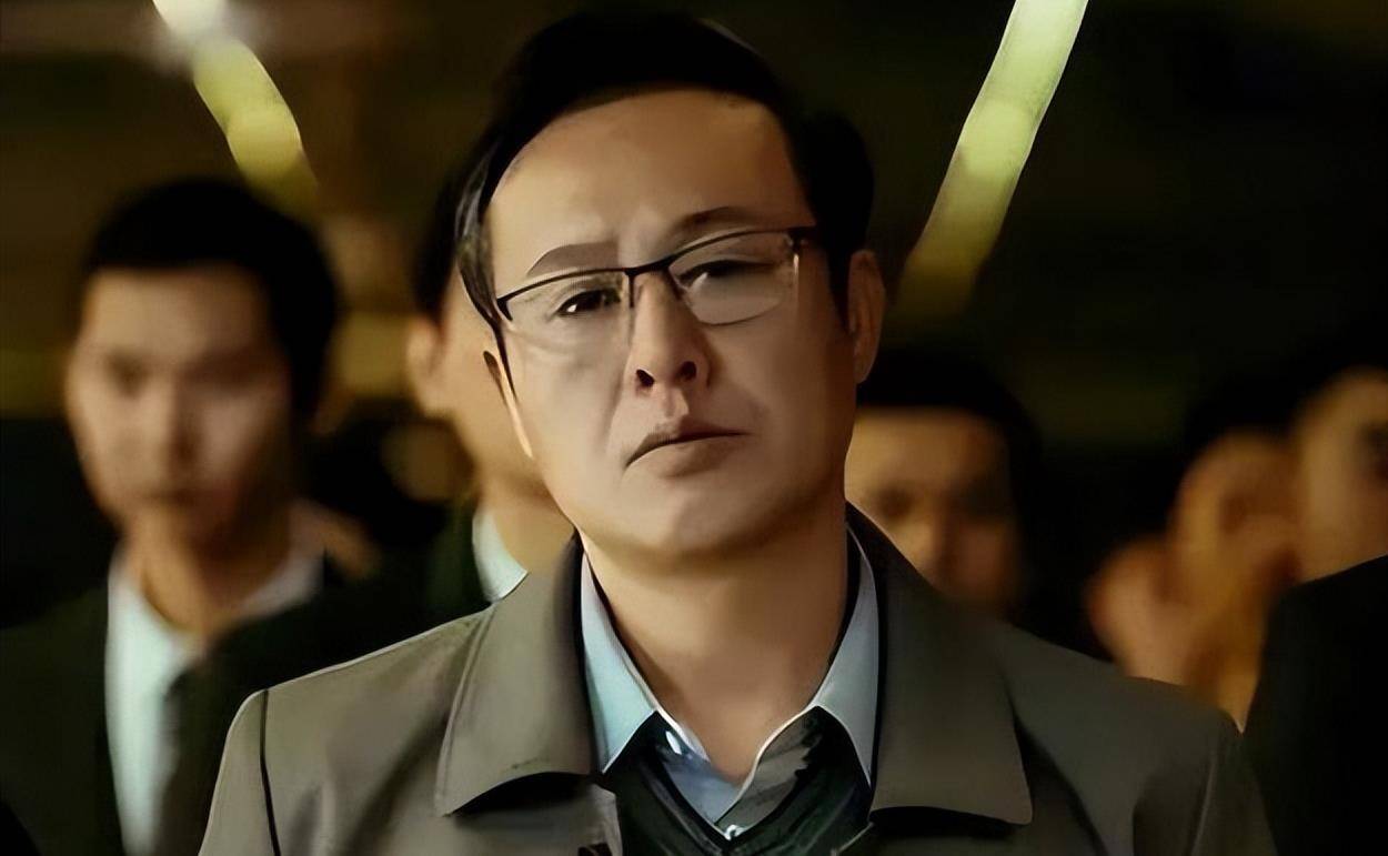 比如在《乘龙怪婿》中,他饰演搞笑太监贾发.