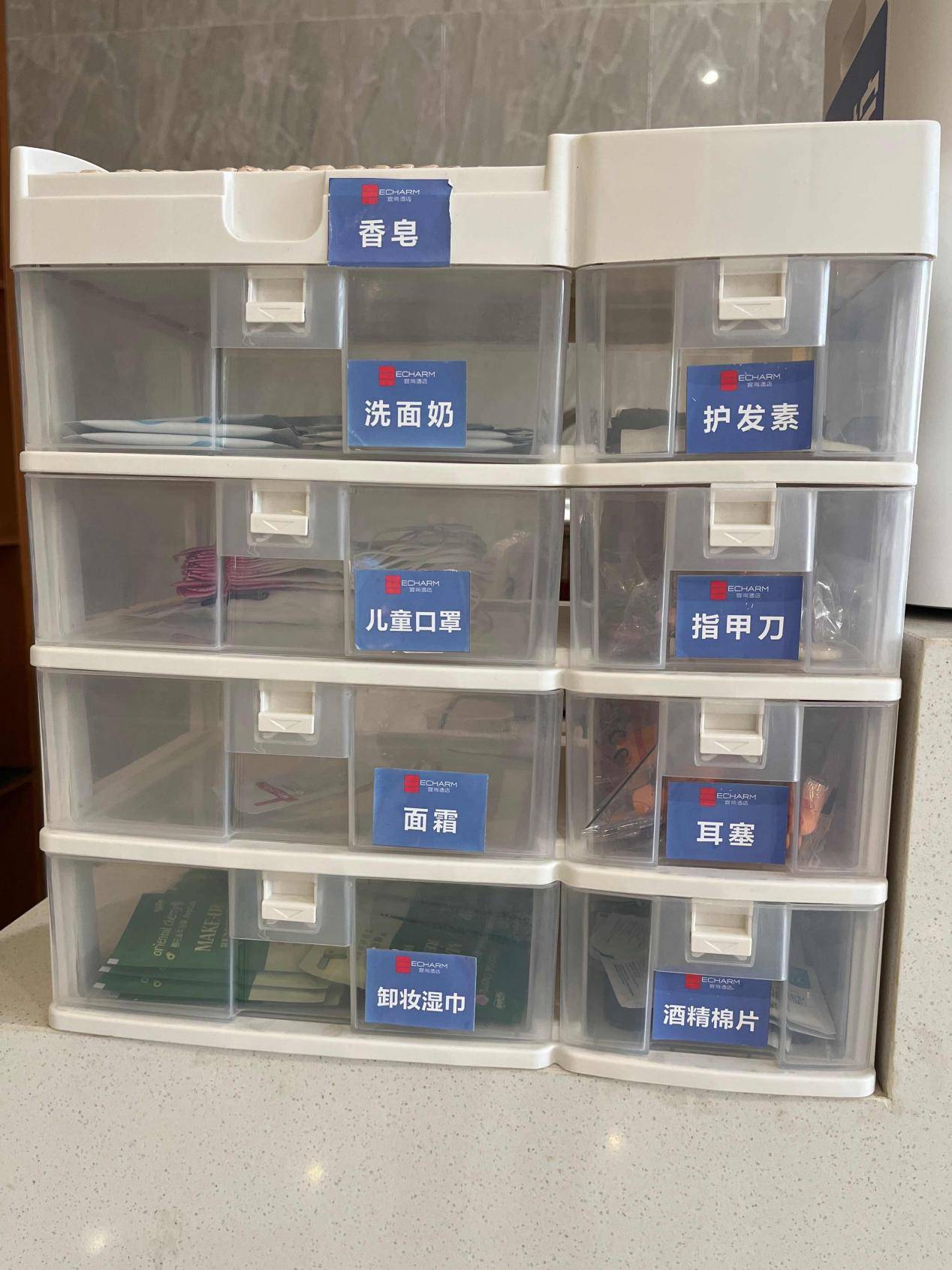 宜尚酒店全新升级前台百宝箱,包含口罩,洗漱用品,湿巾,面霜,耳塞,指甲