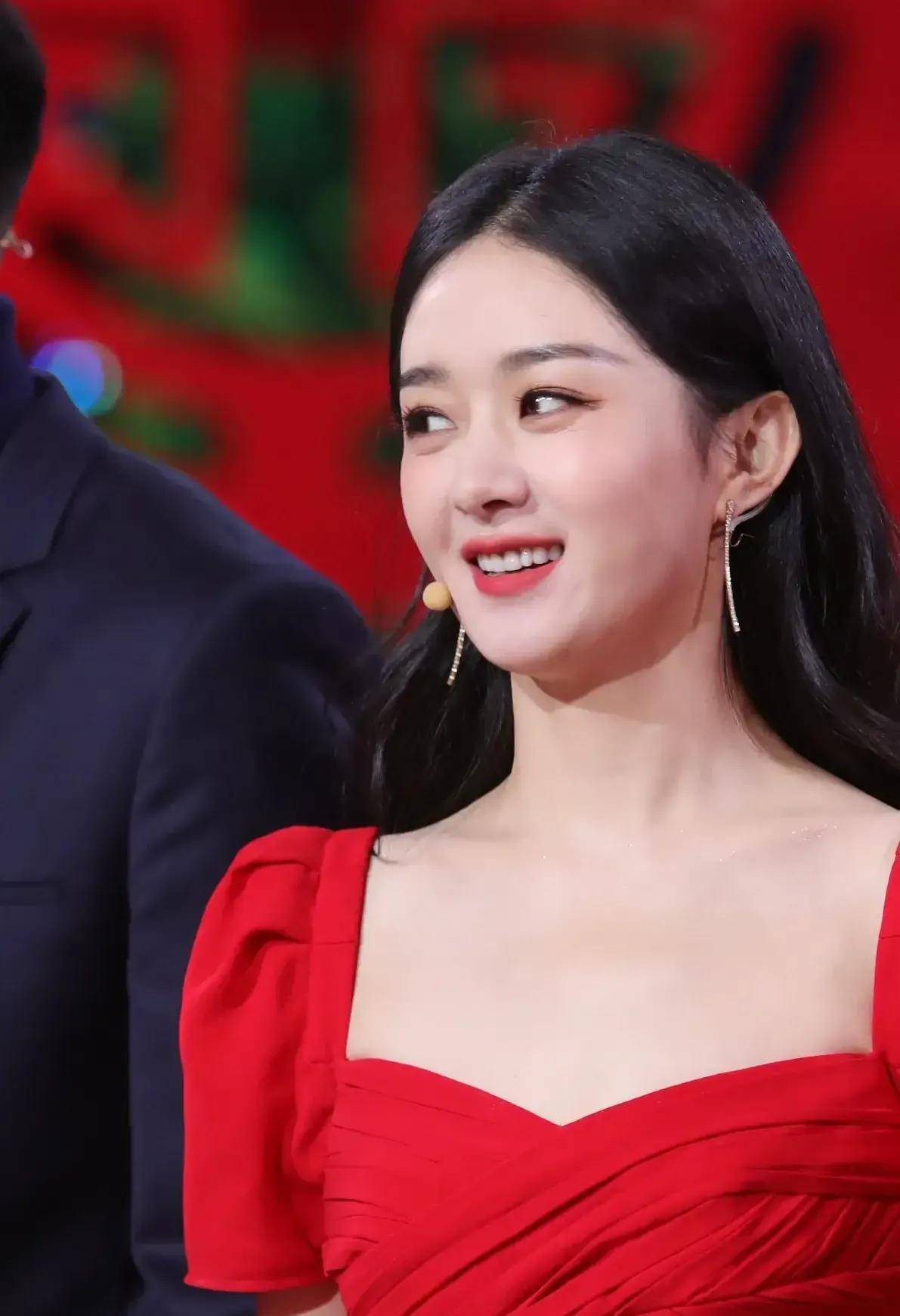 赵丽颖穿酒红色泡泡袖连衣裙,温柔甜美,楚楚动人,生图更美