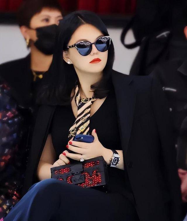 李湘带王诗龄亮相活动,她把自己打扮高贵精致,女儿却穿了一身黑_黑色