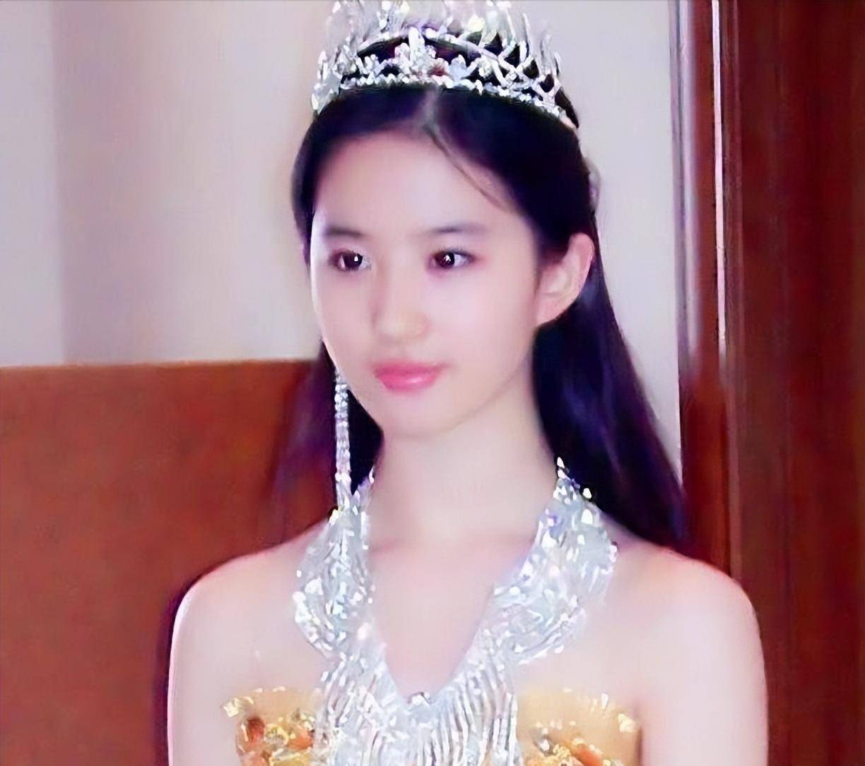 19岁当选金鹰女神,刘亦菲早期出道照片被扒,劲歌热舞很狂野_时候_形象