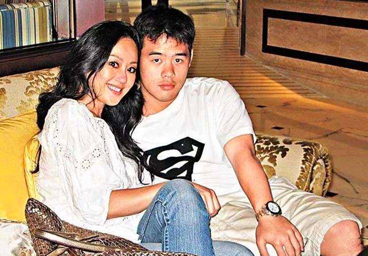 钟镇涛女儿结婚闹乌龙,七年前黄小琥mv画面?