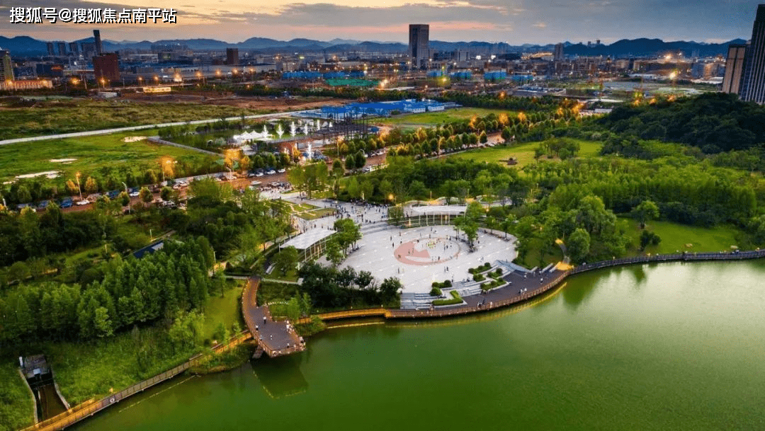 麓谷山湖郡图片