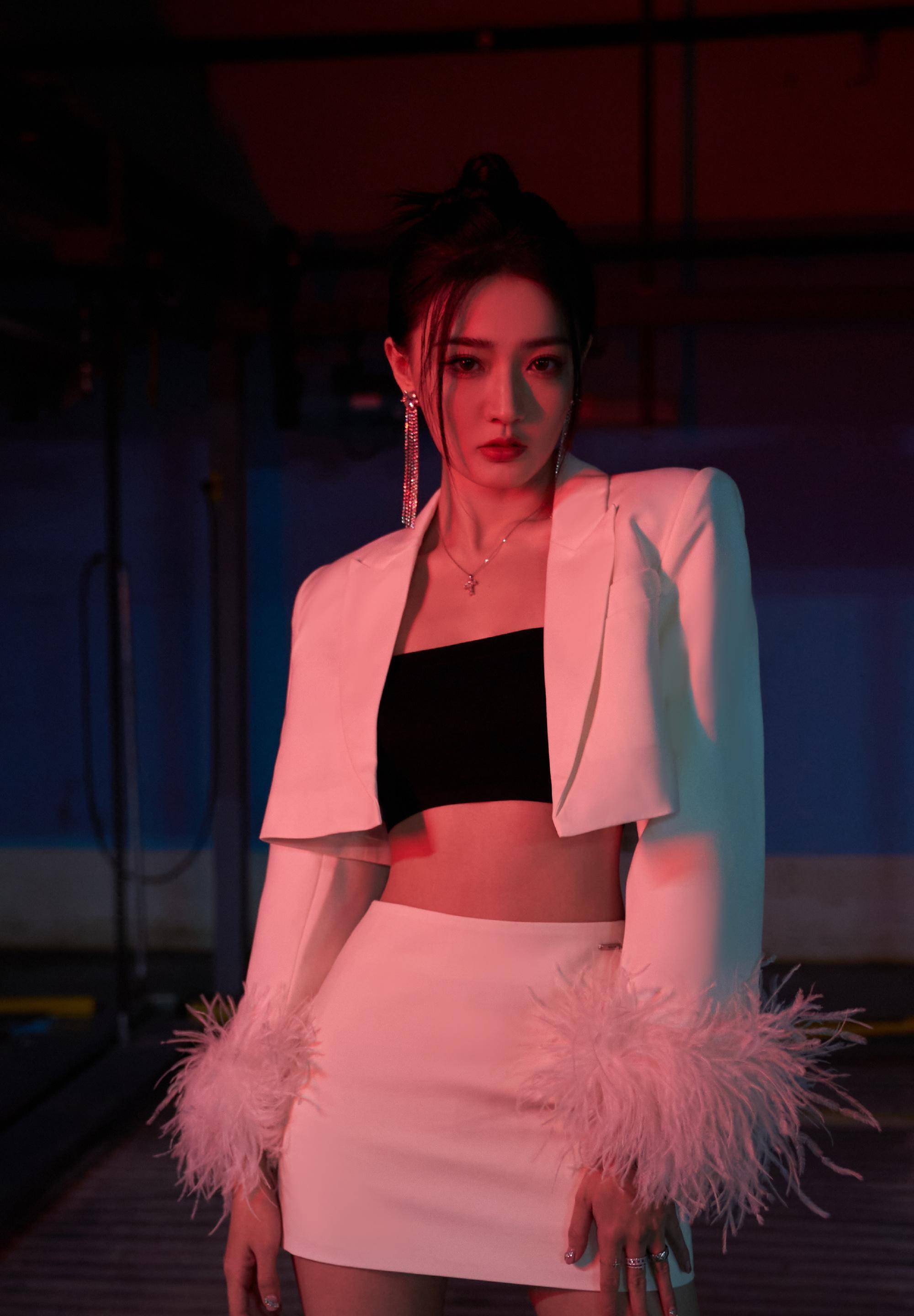 徐璐真有超模气质,白裙西装光影大片,大长腿又美又飒_时尚_身材_白色