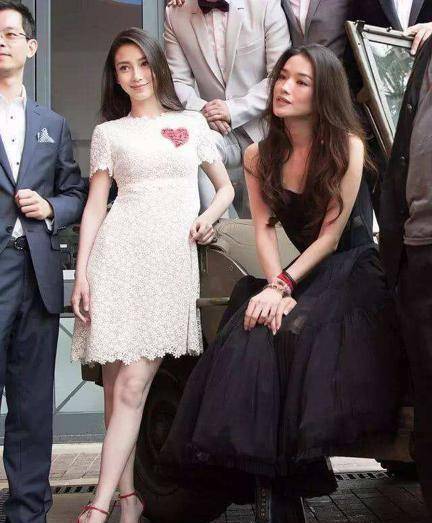 舒淇baby合影,一个在比美,一个轻松随意,网友:舒淇眼神绝了!