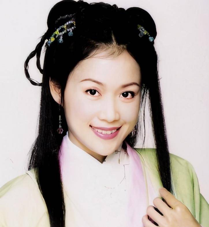 在2000年梁小冰主演的《新梁山伯与祝英台》,戏中她女扮男装饰演古灵