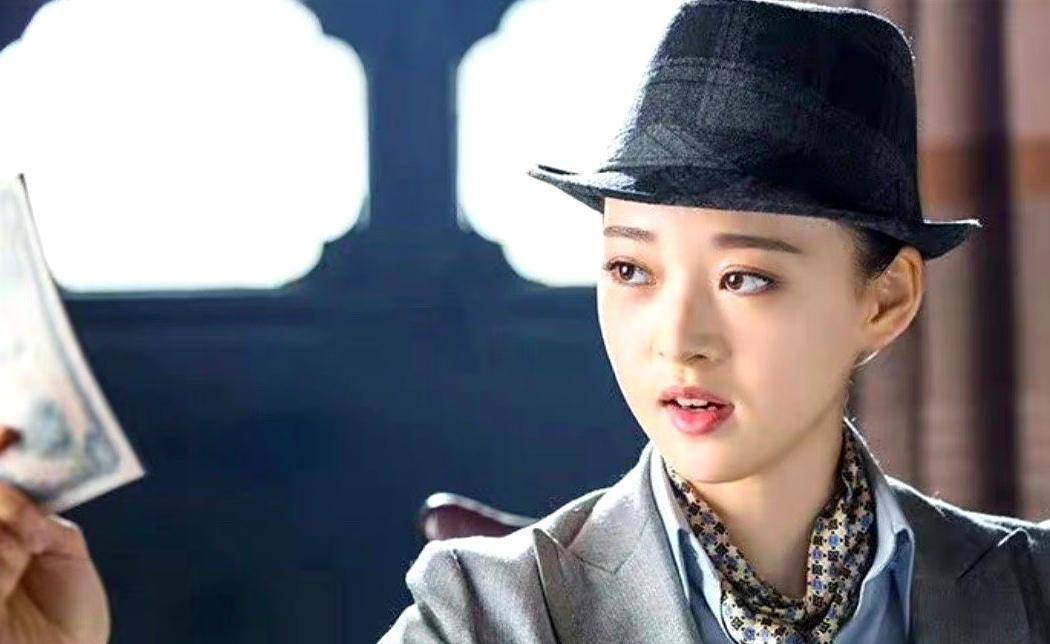 出道时出演过《苍狼》,然后是《雪豹坚强岁月》的吴天辉和《山河同在