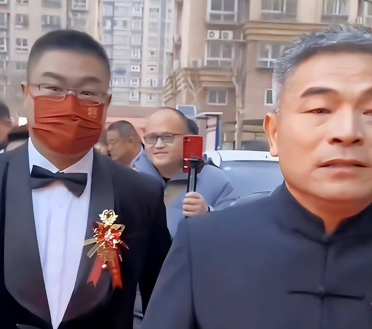 只希望郭为能早日意识到亲生父母的爱是不一样的.