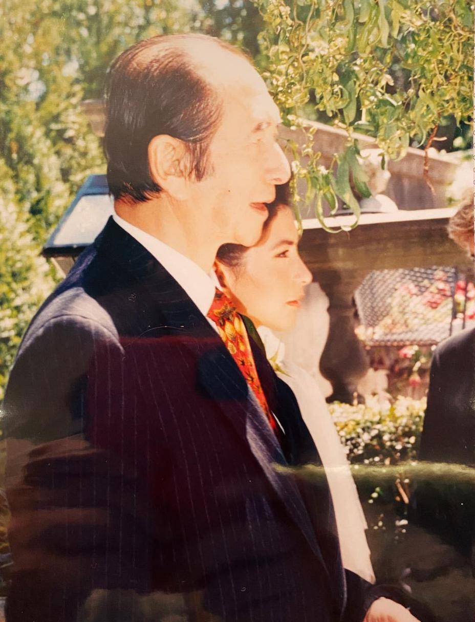 何超仪晒结婚照缅怀父亲,穿婚纱美得优雅气质,赌王81岁时好帅气_造型