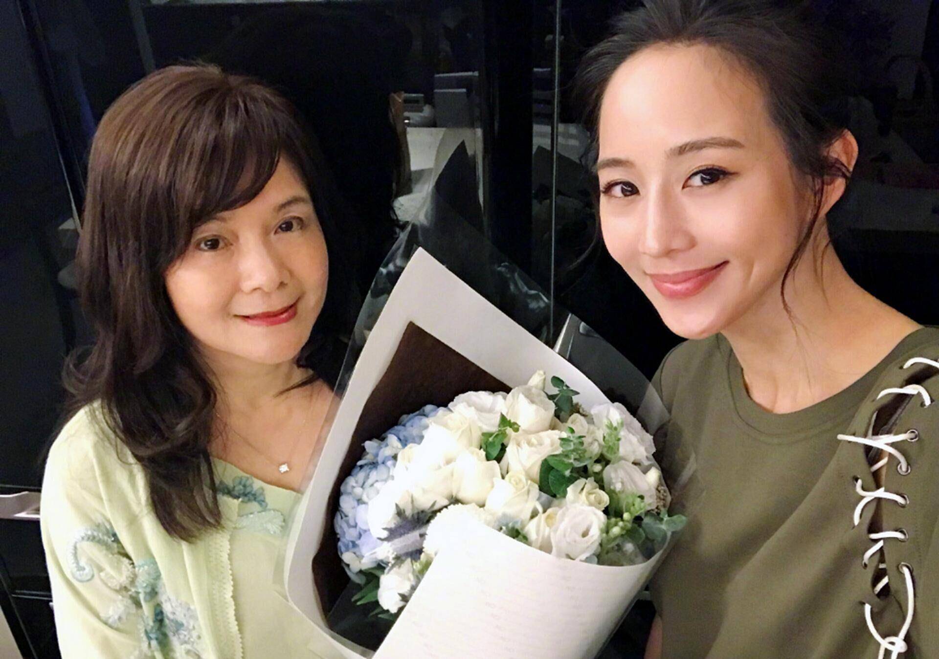 看了张钧甯和妈妈的合影,才明白"基因"真的很重要!_造型_风格_时尚