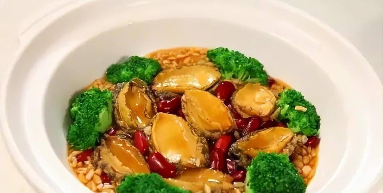 原料:中鲍鱼10只.辅料:燕麦80克,红豆300克,西兰花60克.