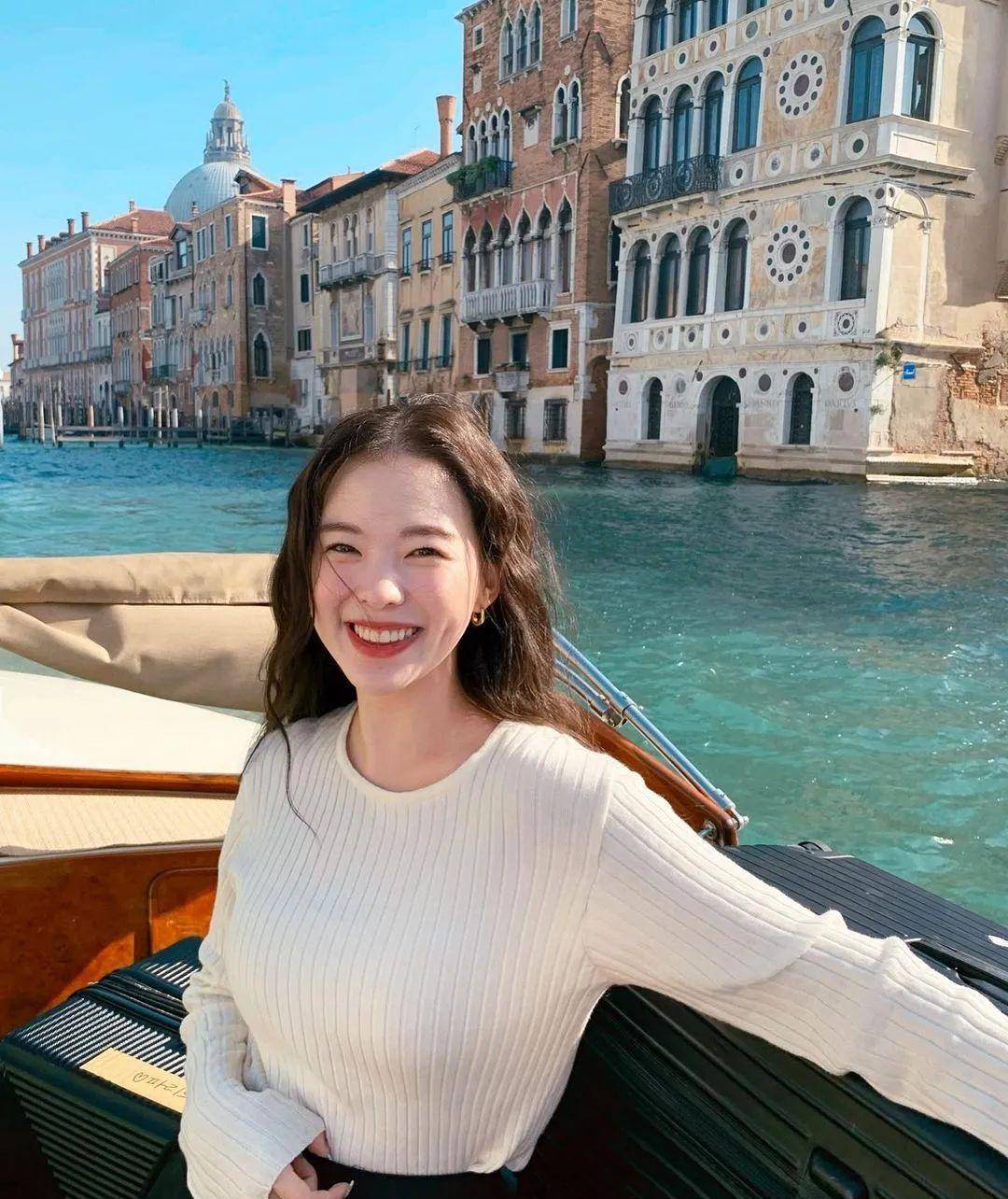 韩国网红荷娜,白皙皮肤,气质出众,饱满身材!_显得_自然_感觉