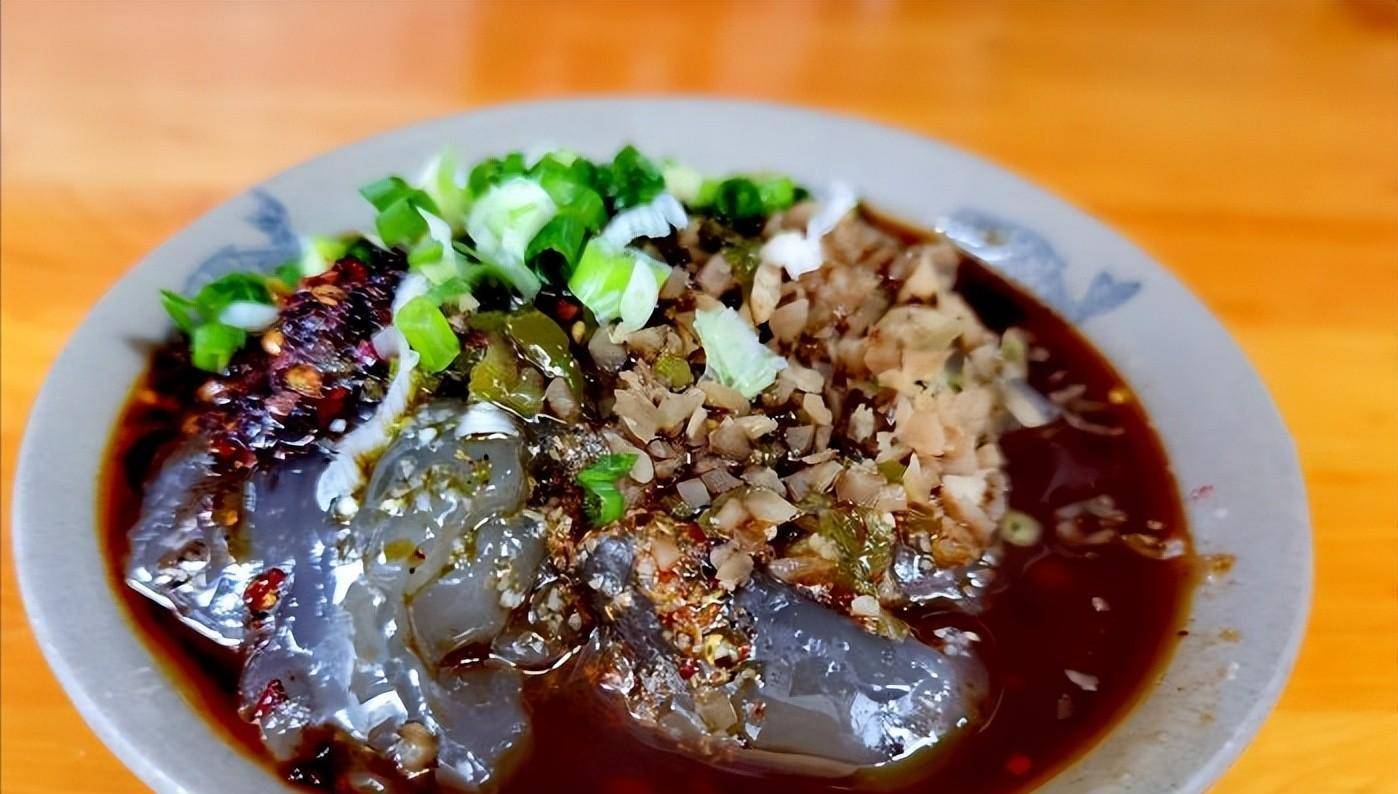 这家店的窝子凉粉在当地非常有名,本地的居民除了日常食用外,有时候