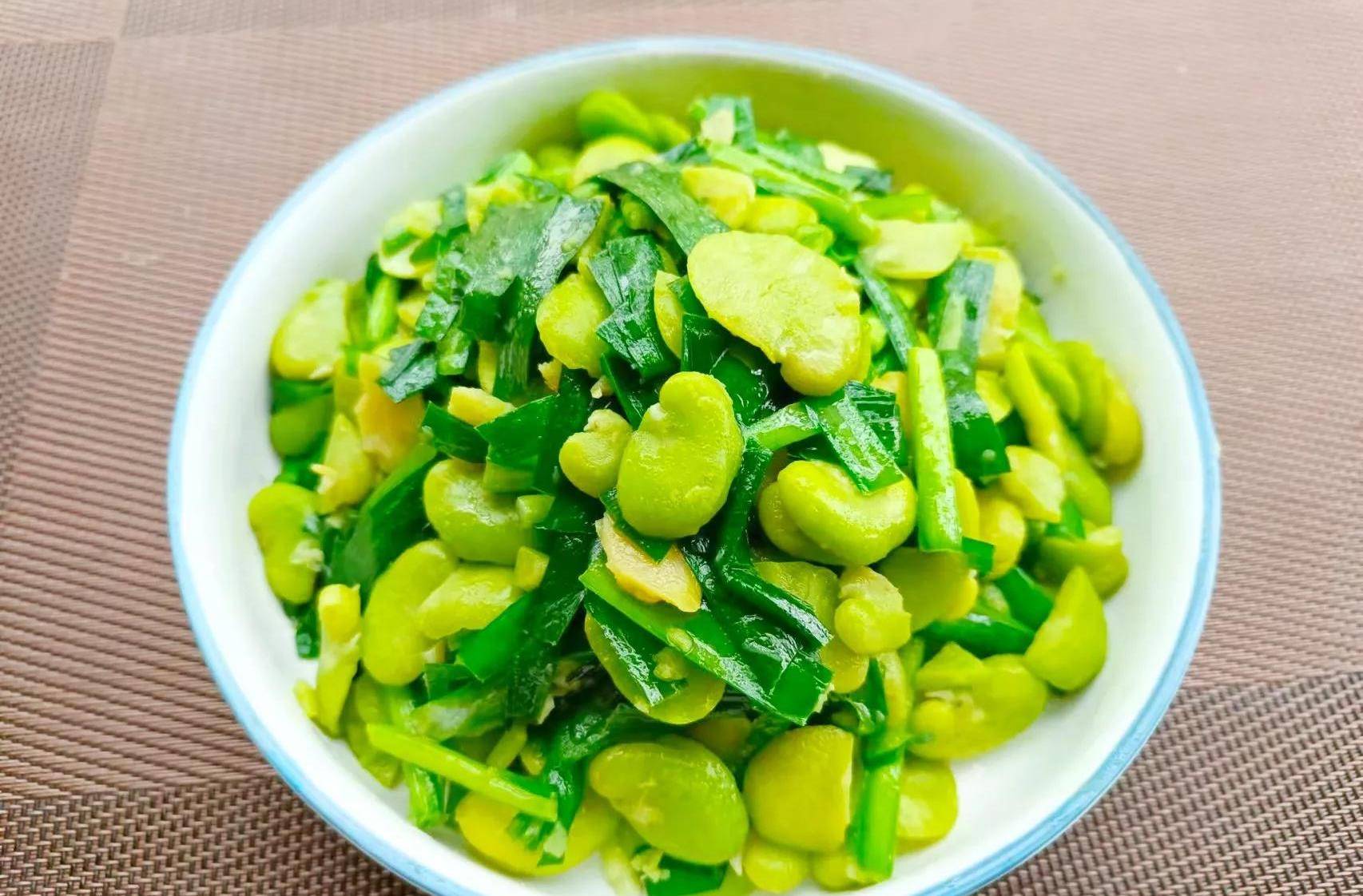 第3道菜:韭菜炒蚕豆米待锅中汤汁剩一半时加盐调味,继续焖煮一会儿