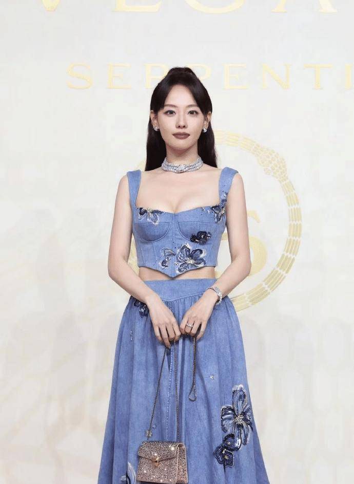 张嘉倪照片曝光,皮肤松弛眼袋疼痛难忍,一直捂着胸不让人看见_网友