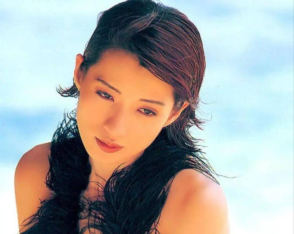 她是《唐伯虎点秋香》冬香,2度嫁外国人离异,女儿