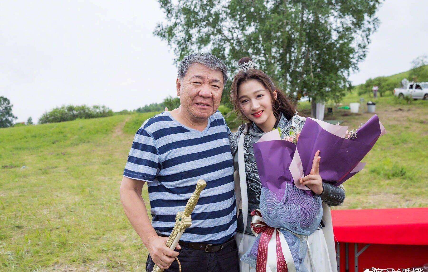 吴磊,关晓彤街头遭粉丝围堵,关晓彤黑脸,吴磊助理阻止拍照_什刹海