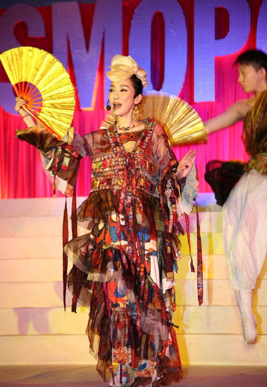 "造假女王"萨顶顶:假唱翻车被金星深扒,与富豪相识1小时领证