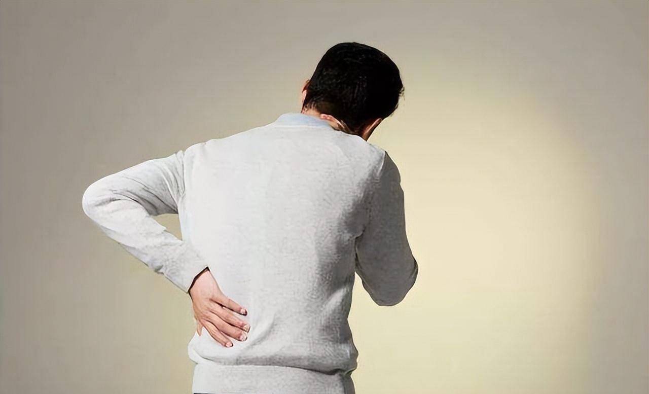 当肾脏过度透支后,就会出现明显的腰背酸痛感,感觉每个部位都不舒服