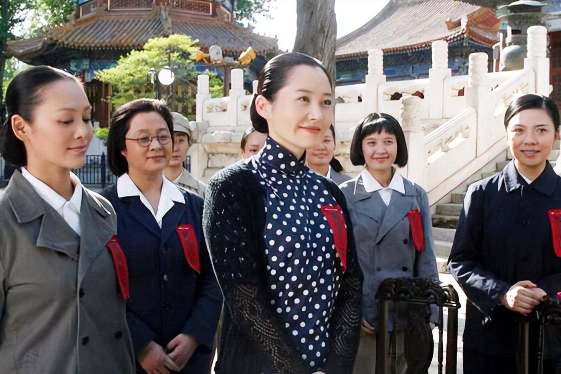 许晴《建国大业》剧照媒体称赞许晴的精湛演技时,又有人在网上爆料,说