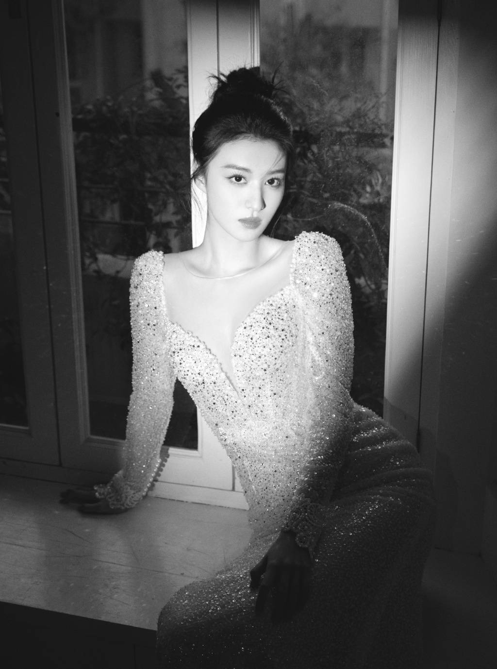 女星王楚然穿银色碎钻礼服出席活动,齿白唇红,粉妆玉琢,明眸善睐_长裙