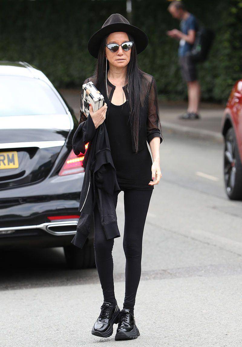 所以,王薇薇里面搭配了一件黑色吊带背心,保证穿衣有