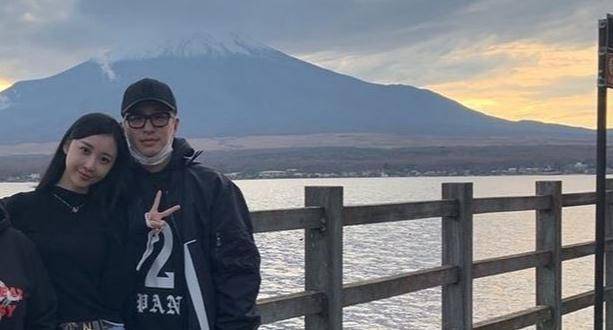 潘玮柏和老婆逛街遭偶遇,网友亲证本人身高不矮,细节看出夫妻情_下