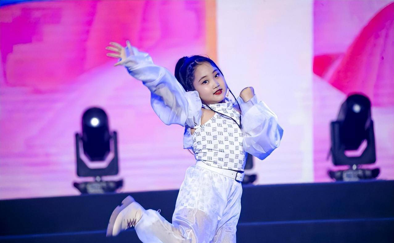 "骄傲少年"钜星国际小女团元气唱跳《加油,加油》青春活力感染全场