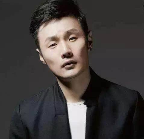 难道小眼睛的歌手有buff加成?