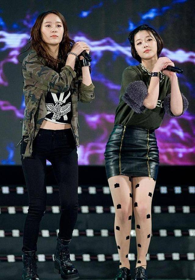 再加上因为和歌手崔子的恋情无暇组合发展,如今的崔雪莉也不会引发