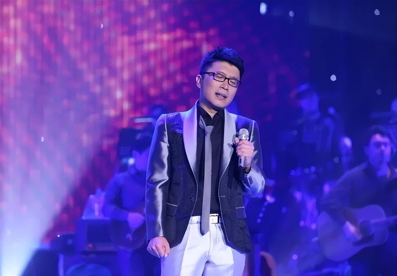 因为从那之后庞龙就失去了《两只蝴蝶》的演唱资格,可以说这件事的