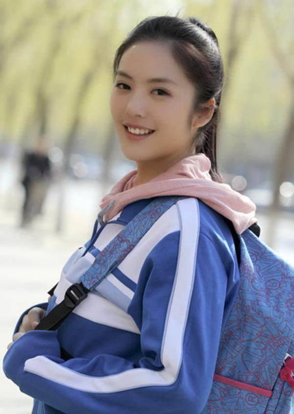 女主白欣欣是由蔡文静饰演的,她在剧中因狂撩张一山而走红.