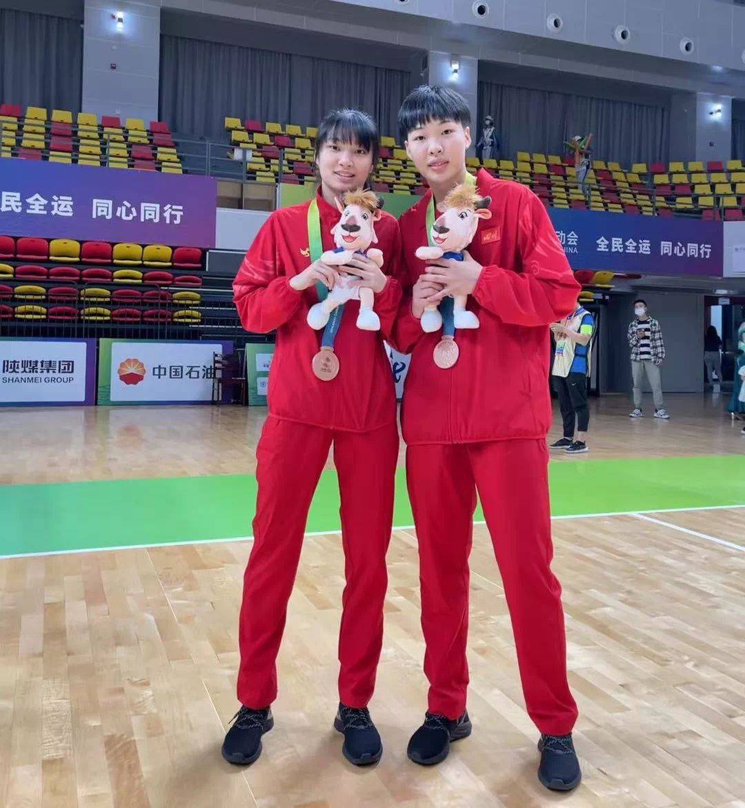 比赛最后的焦灼时刻,中南大学身穿5号球衣的短发女将田媛媛,用一颗绝