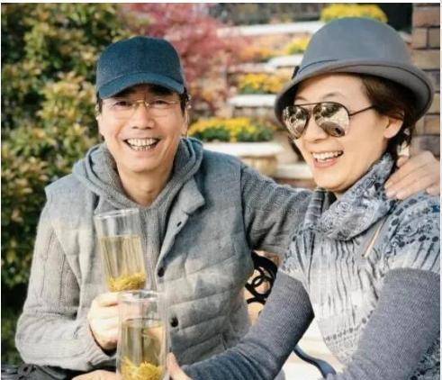 喜剧演员范明老来得女,视继子如己出,现在更是引以为傲_历玲_厉玲