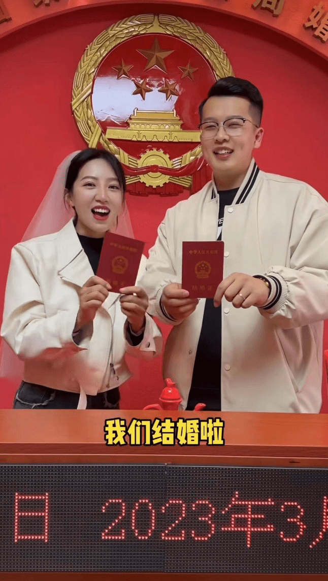 祝福!网红麦小登领证结婚,在民政局与老公接吻,共同宣誓表忠心