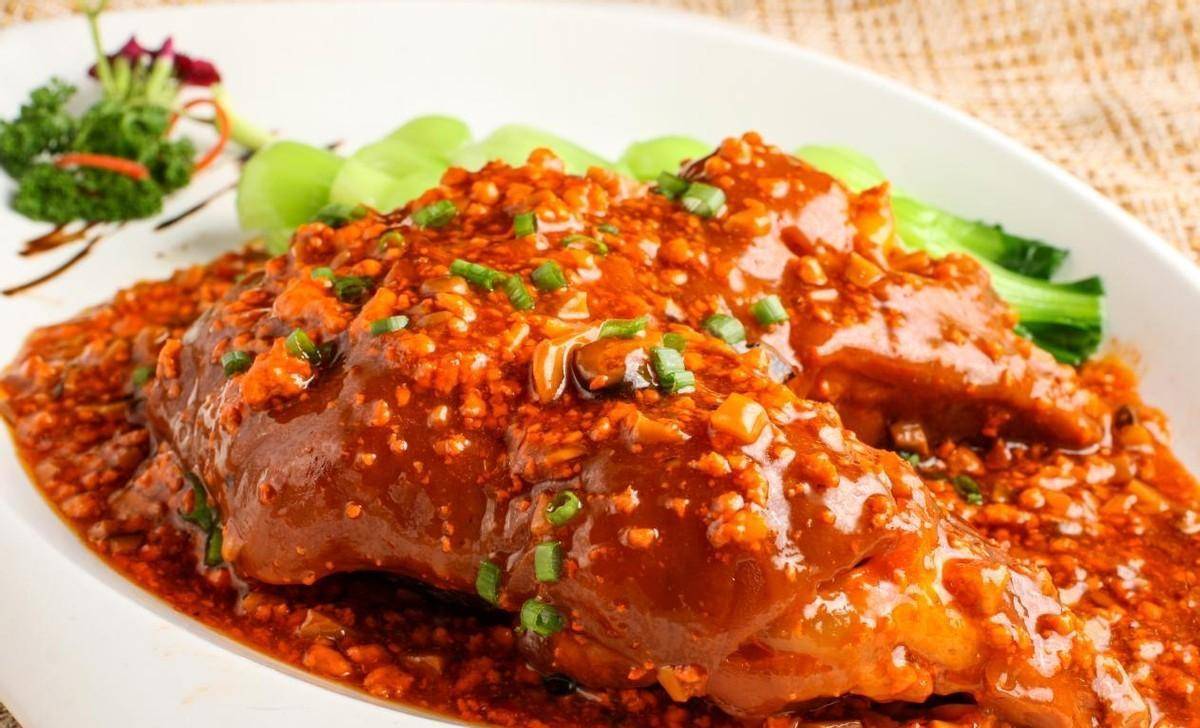 这道菜叫胡辣牛蹄,是新疆特色菜.