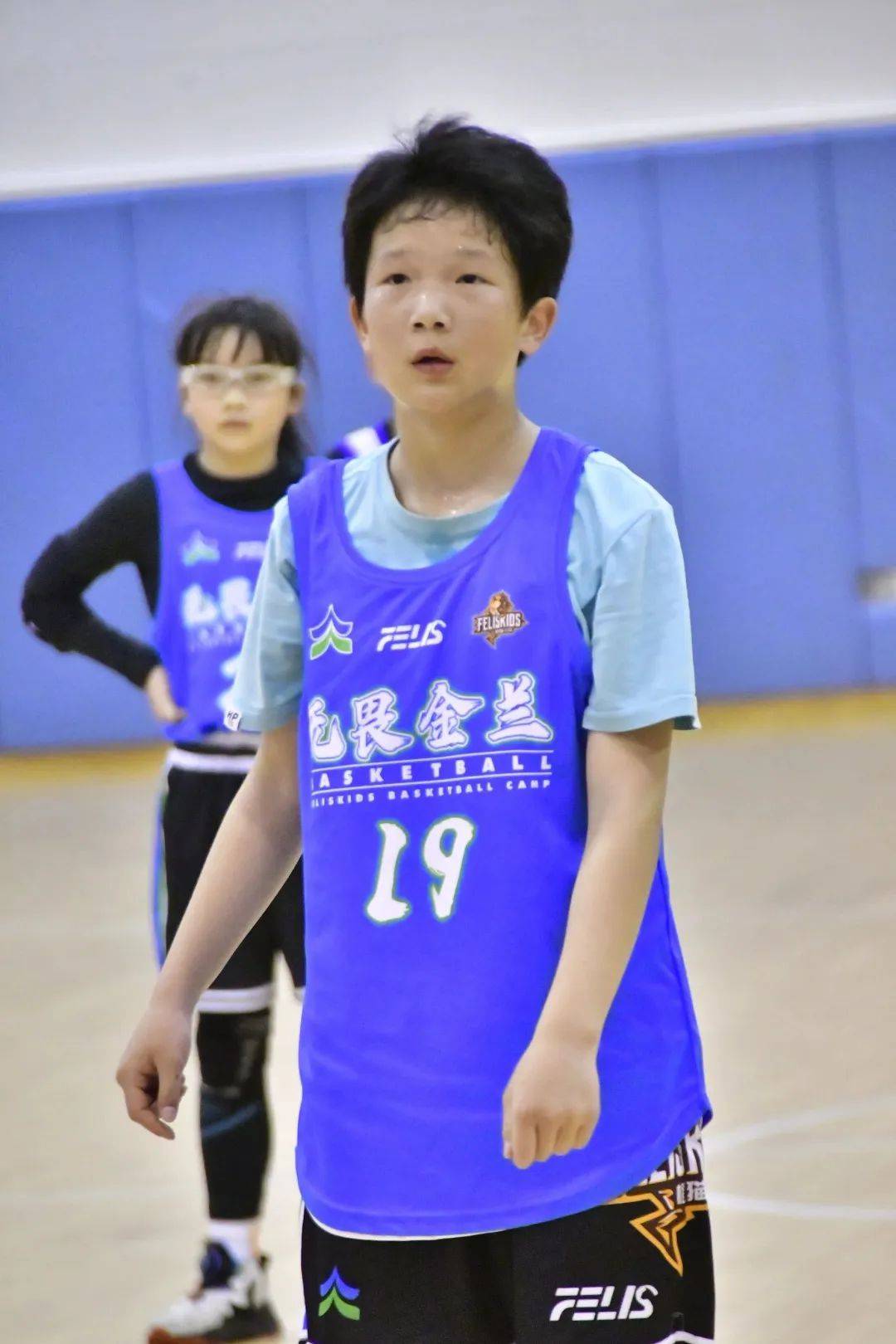 李雨桐,12岁,身高是惊人的1米75,去年她刚到球队还"枯坐板凳席"
