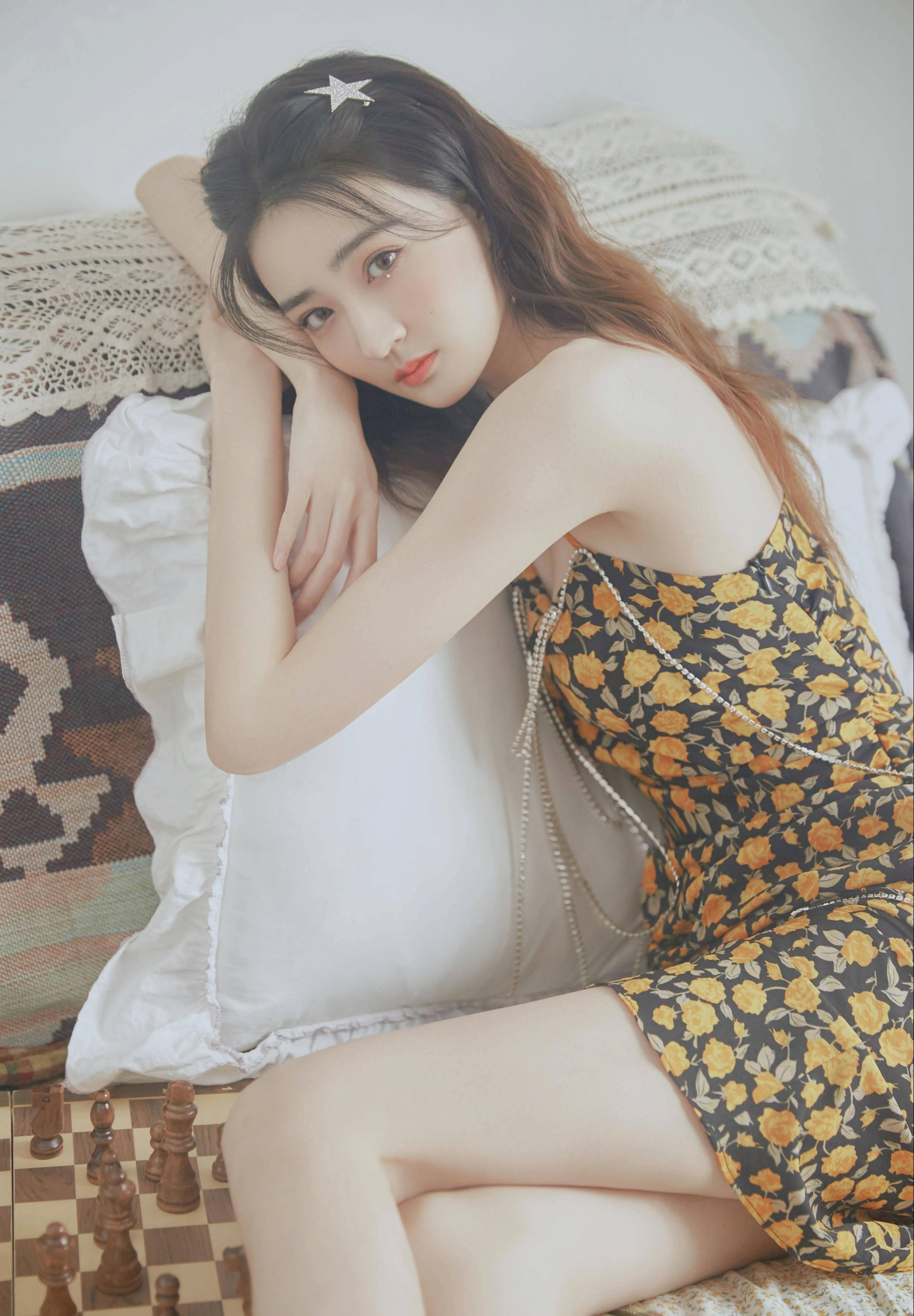 徐璐吊带裙写真,性感精致,甜美可爱,美丽迷人_身材_造型_白色