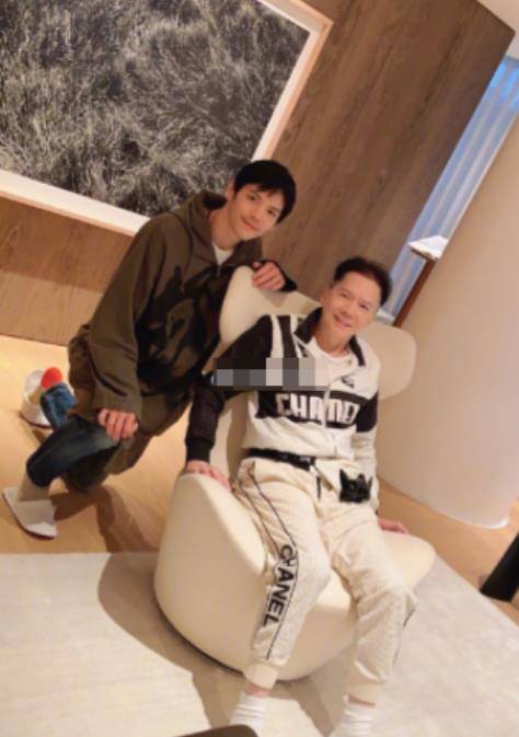 郭碧婷光脚散步公公帮带娃,向佐卑微提鞋?_网友_工作_衣着