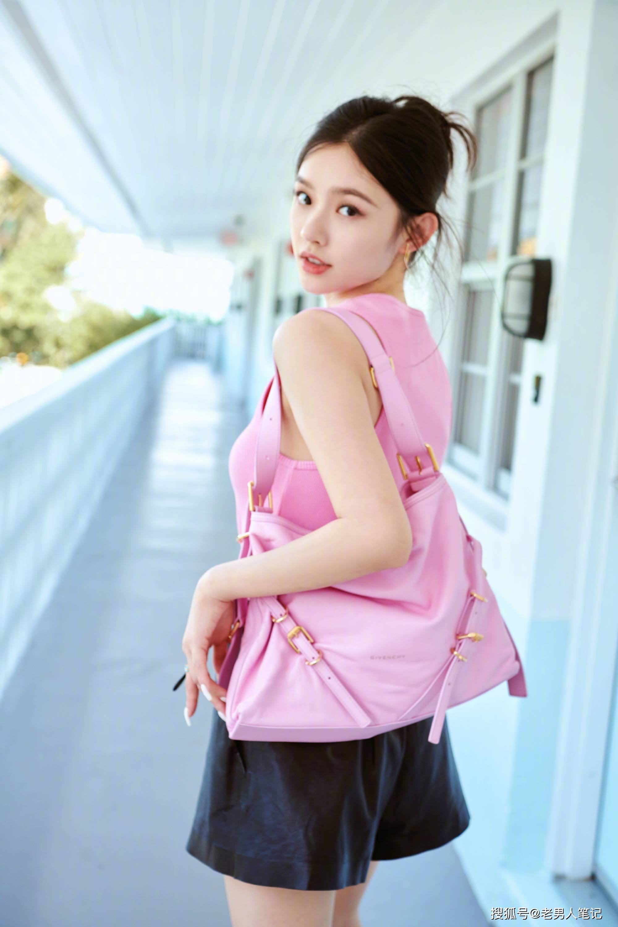林允春日小清新穿搭,粉色吊带黑色短裤,秀出长腿好身材_时尚_美人鱼