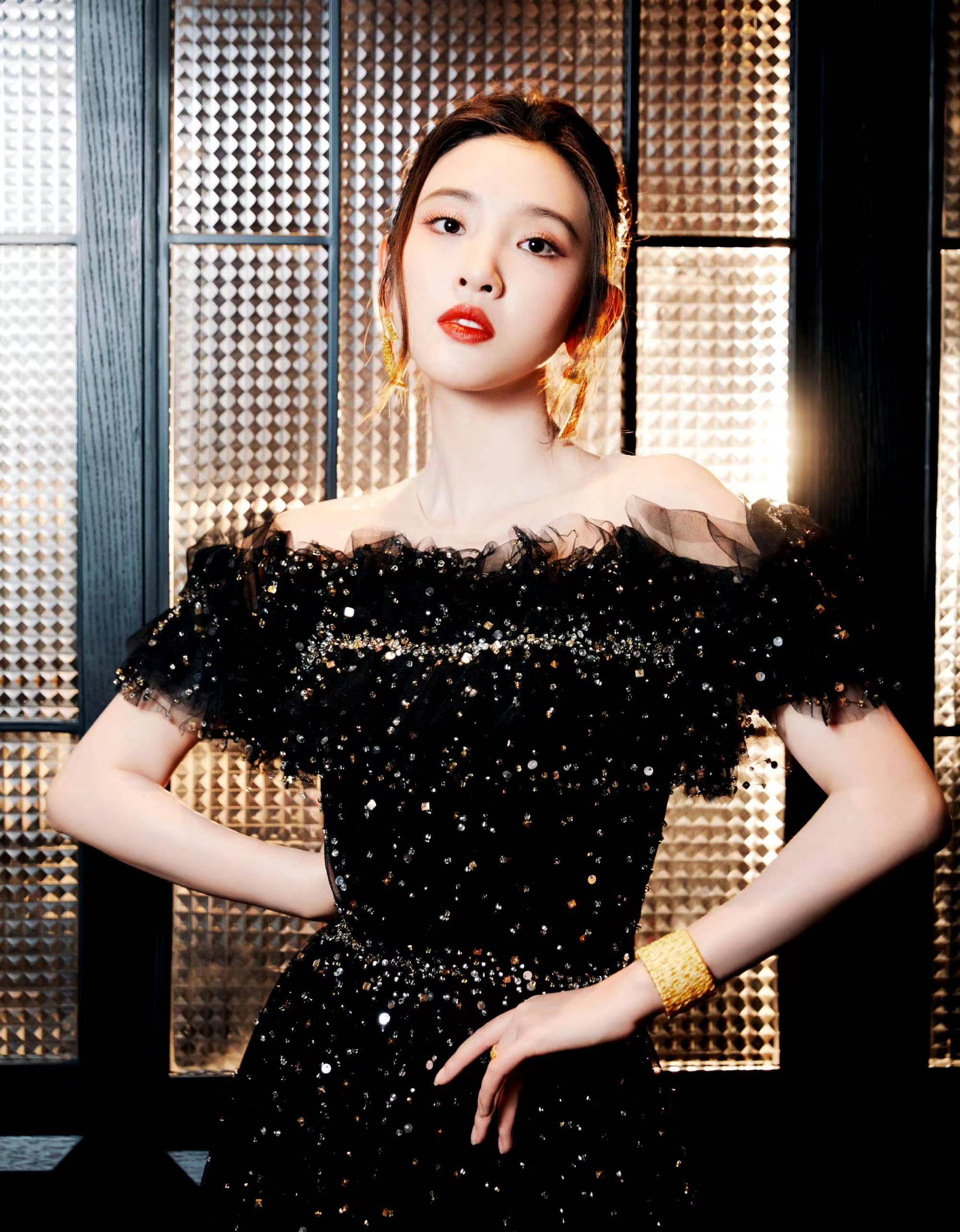 唐艺昕的衣品一直都很不错,无论是私服还是礼服造型都挺出彩的,当她