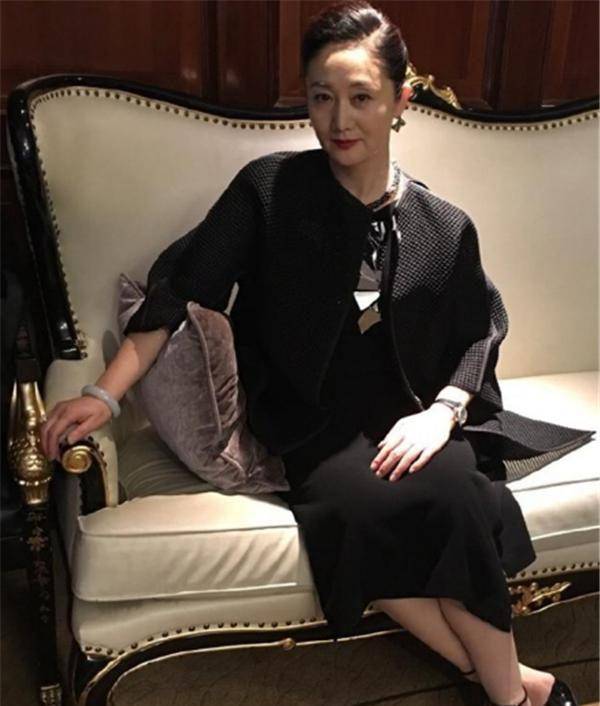 她是地方著名演员,因演"令妃"红极一时,如今53岁依旧美丽_赵丽娟_角色