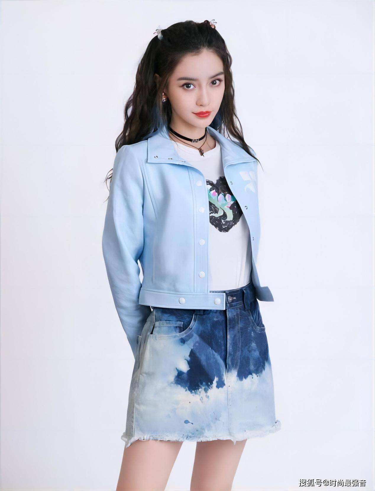 这套穿搭造型实在有些大甜酷,angelababy身穿黑色西装搭配白色露脐装