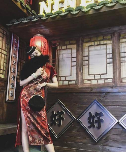 周扬青不理小哥出门游玩,穿红色旗袍素颜出镜,气质又美又飒!