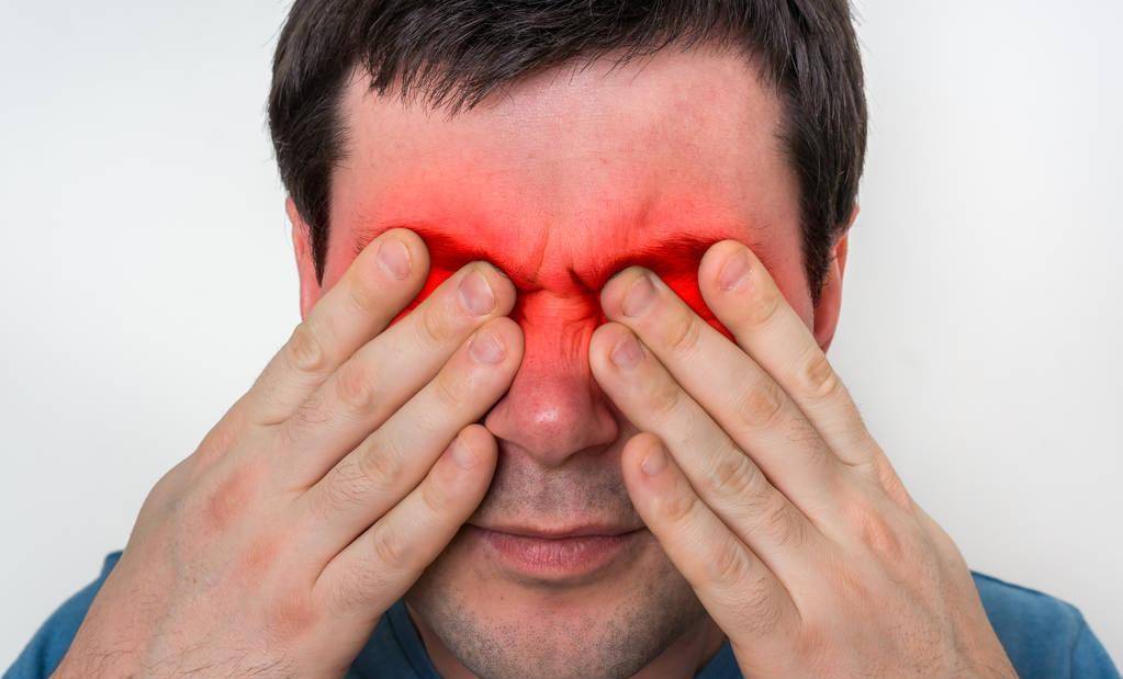 眼部疼痛青光眼早期症状不明显,但长期的眼压升高会损伤视神经,导致