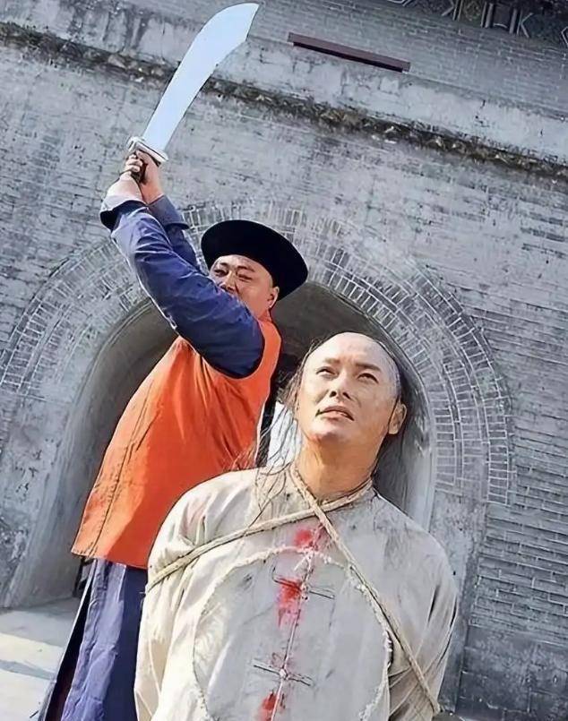 同样都是斩首,刽子手可以一刀毙命,给犯人一个痛快,也能砍上三刀五刀