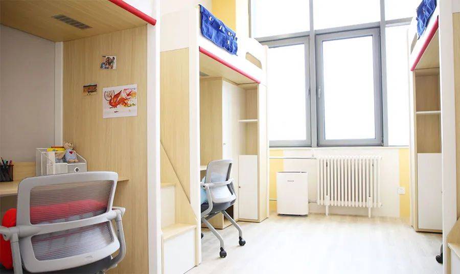 就像哈利波特的魔法学校,用学院把不同年龄的小孩归在一起,参加各种