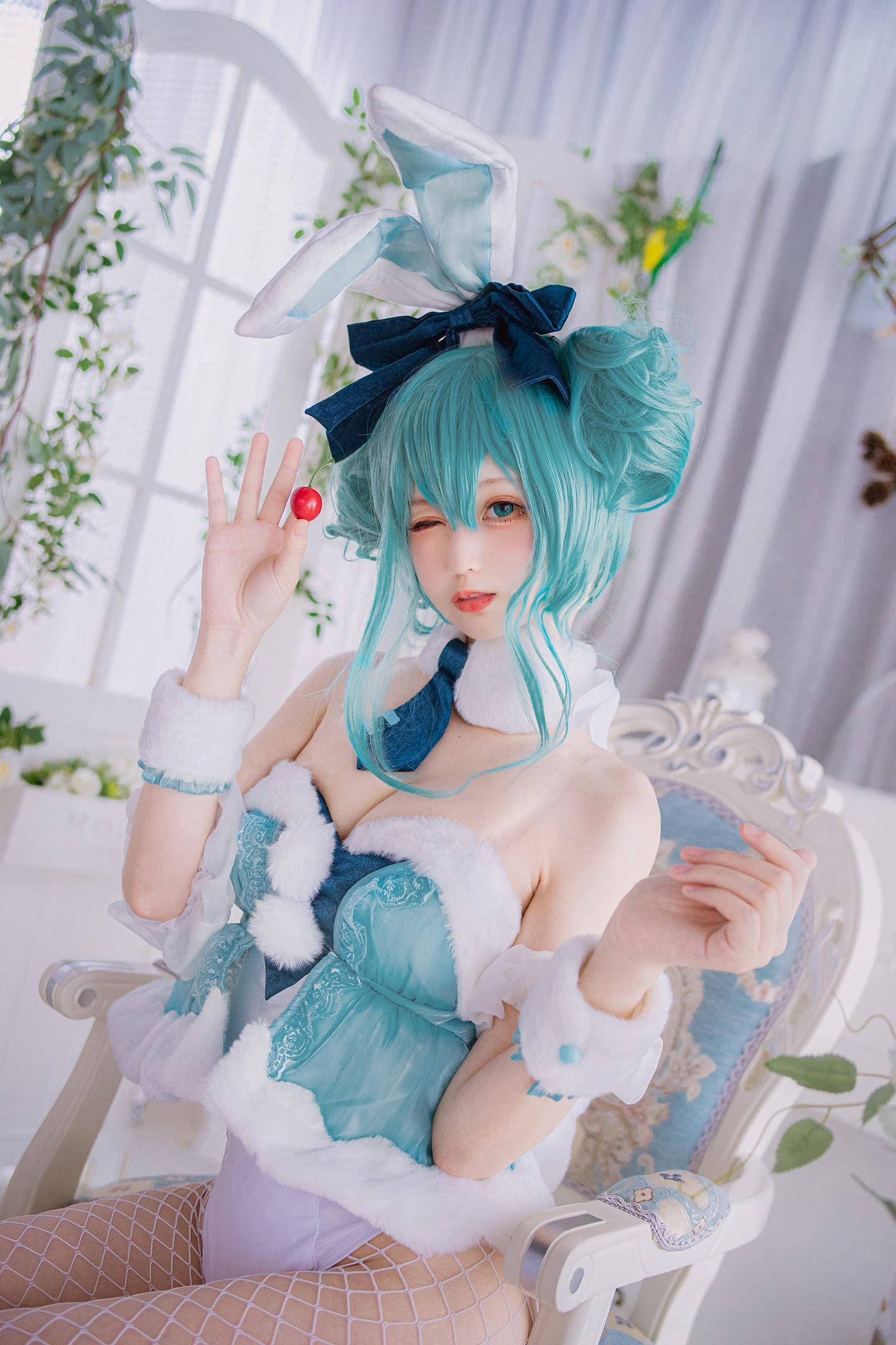 虚拟歌星初音未来"兔女郎"cosplay写真,蓝色丸子头俏皮可爱_成功_全息